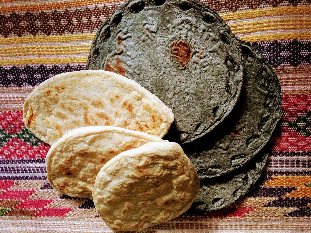 Sopes de maíz azul, hechos a mano. 6 pzs.